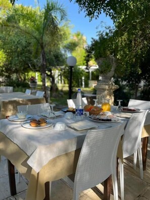 Junior-Zimmer, Terrasse, Blick auf den Innenhof | Speisen im Freien