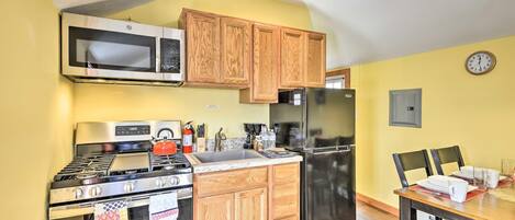 Een koelkast, een magnetron, een oven, een kookplaat