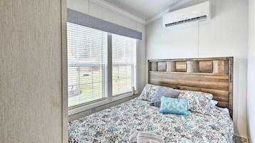 6 bedrooms, WiFi (free), bed sheets