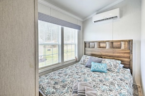 Escritorio, wifi gratis y ropa de cama