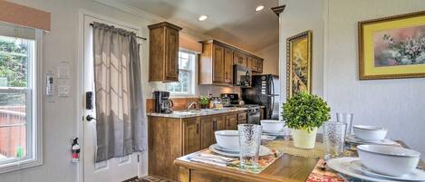 Een koelkast, een magnetron, een oven, een kookplaat