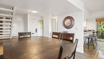 Condo, 3 Bedrooms, Ocean View | Dining