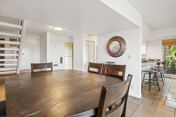 Condo, 3 Bedrooms, Ocean View | Dining