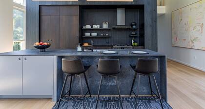 Modern Retreat– EcoFriendly, AllergyFree, Spacious