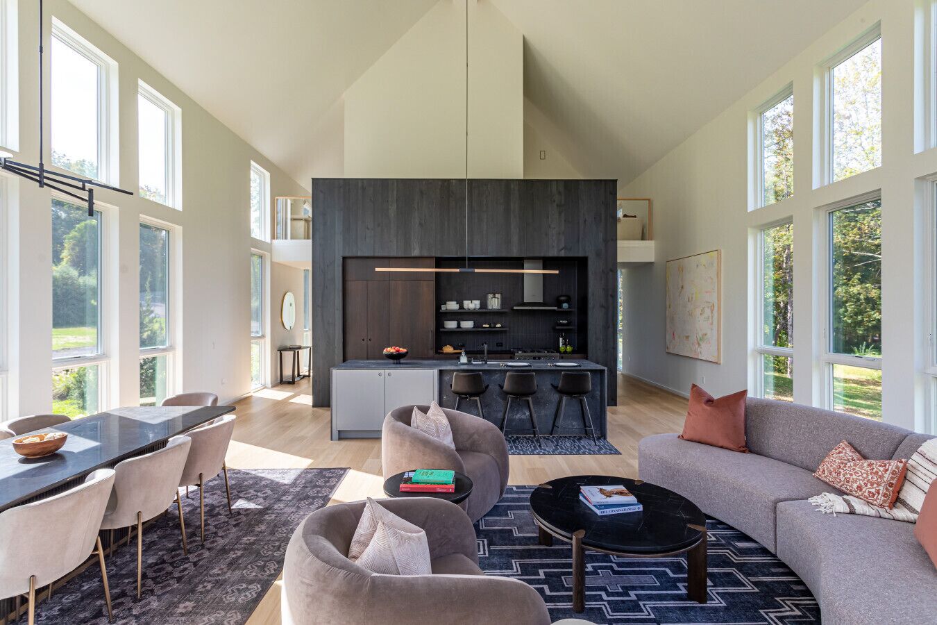 Televisio, takka, kirjoja, stereot