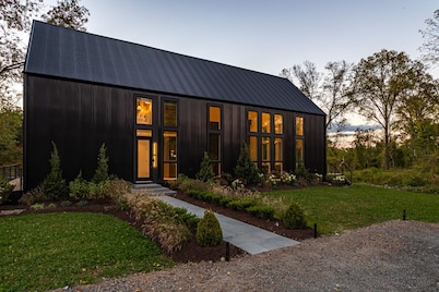 Modern Retreat– EcoFriendly, AllergyFree, Spacious