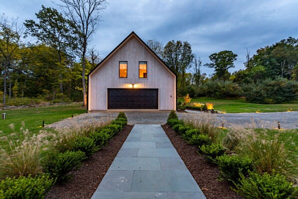 Exterior - Modern Retreat– EcoFriendly, AllergyFree, Spacious (Stone Ridge)