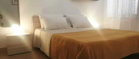 2 quartos, escrivaninha, ferros/tábuas de passar roupa
