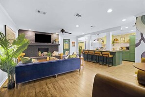 TV - Island Getaway, Cowboy Pool, Near Downtown & Tybee (Savannah)