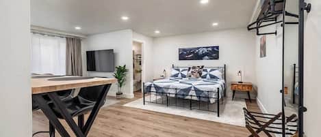 Een strijkplank/strijkijzer, wifi, beddengoed