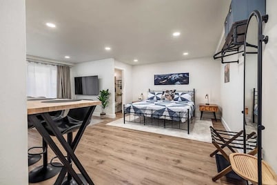 King Bed Studio-Downtown Getaway