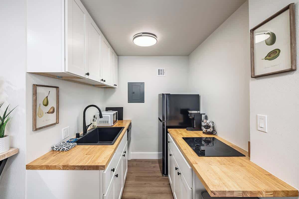 Een koelkast, een magnetron, een kookplaat, een vaatwasser