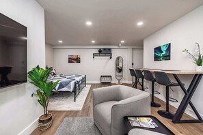 Interior - King Bed Studio-Downtown Getaway (Anchorage)