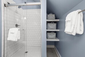 Een douche, een haardroger, handdoeken, zeep