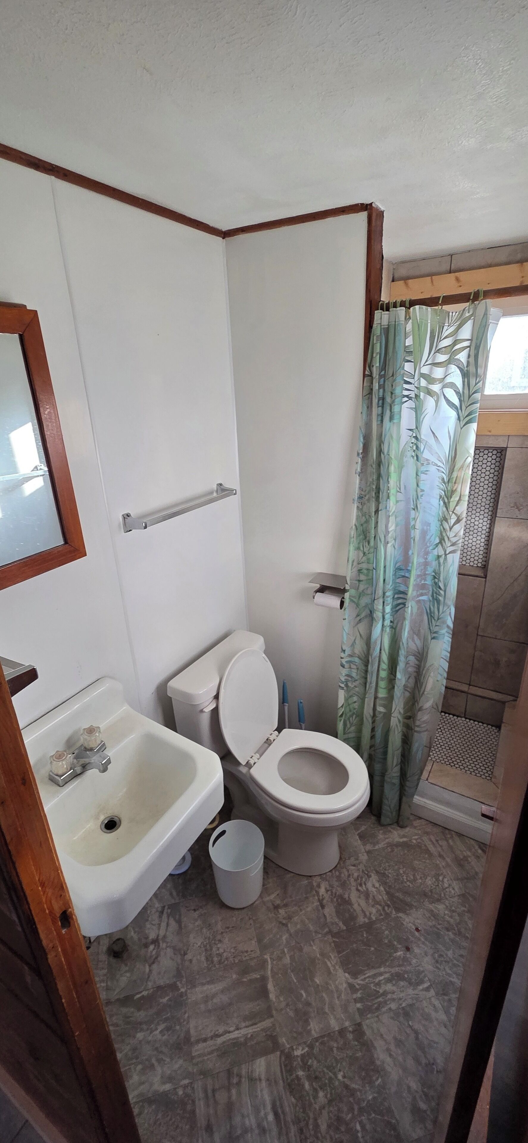 Een douche, handdoeken, toiletpapier