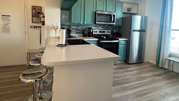 Micro-ondes, four, plaque de cuisson, lave-vaisselle