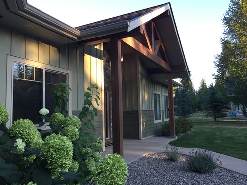 Quail House:  VIEW of Mountains & Valley, Hot Tub, 3 Bed/2 Bath