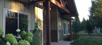 Quail House: VIEW of Mountains & Valley, Hot Tub, 3 Bed/2 Bath