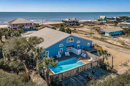 Cozy coastal condo with shared pool, washer/dryer,and beach access