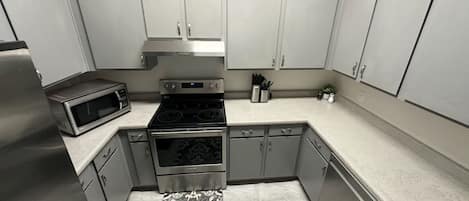 Refrigerador, microondas, horno y parrilla de estufa