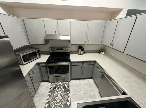 Charming 3-bedroom house with Garage & Grassy Yard