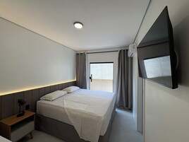 Comfort Single Room, 1 Queen Bed | Desk, laptop workspace, free WiFi