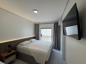 Escritorio, espacio para trabajar con laptop y wifi gratis