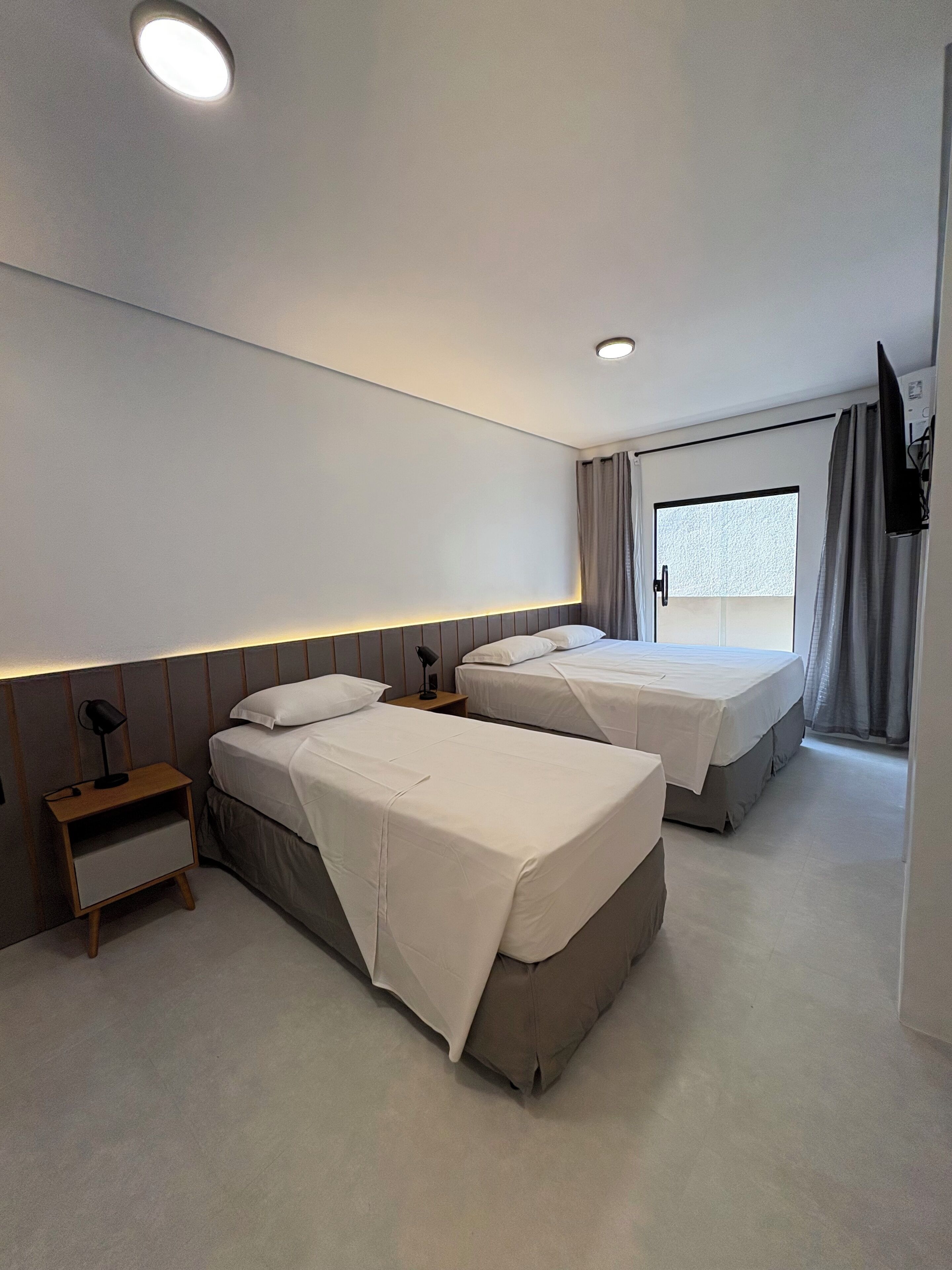 Comfort-Dreibettzimmer | Schreibtisch, laptopgeeigneter Arbeitsplatz, kostenloses WLAN