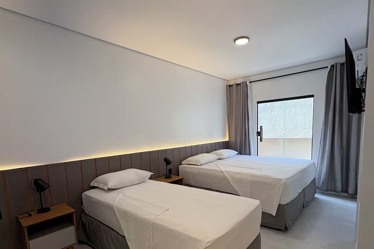 Comfort-Dreibettzimmer | Schreibtisch, laptopgeeigneter Arbeitsplatz, kostenloses WLAN