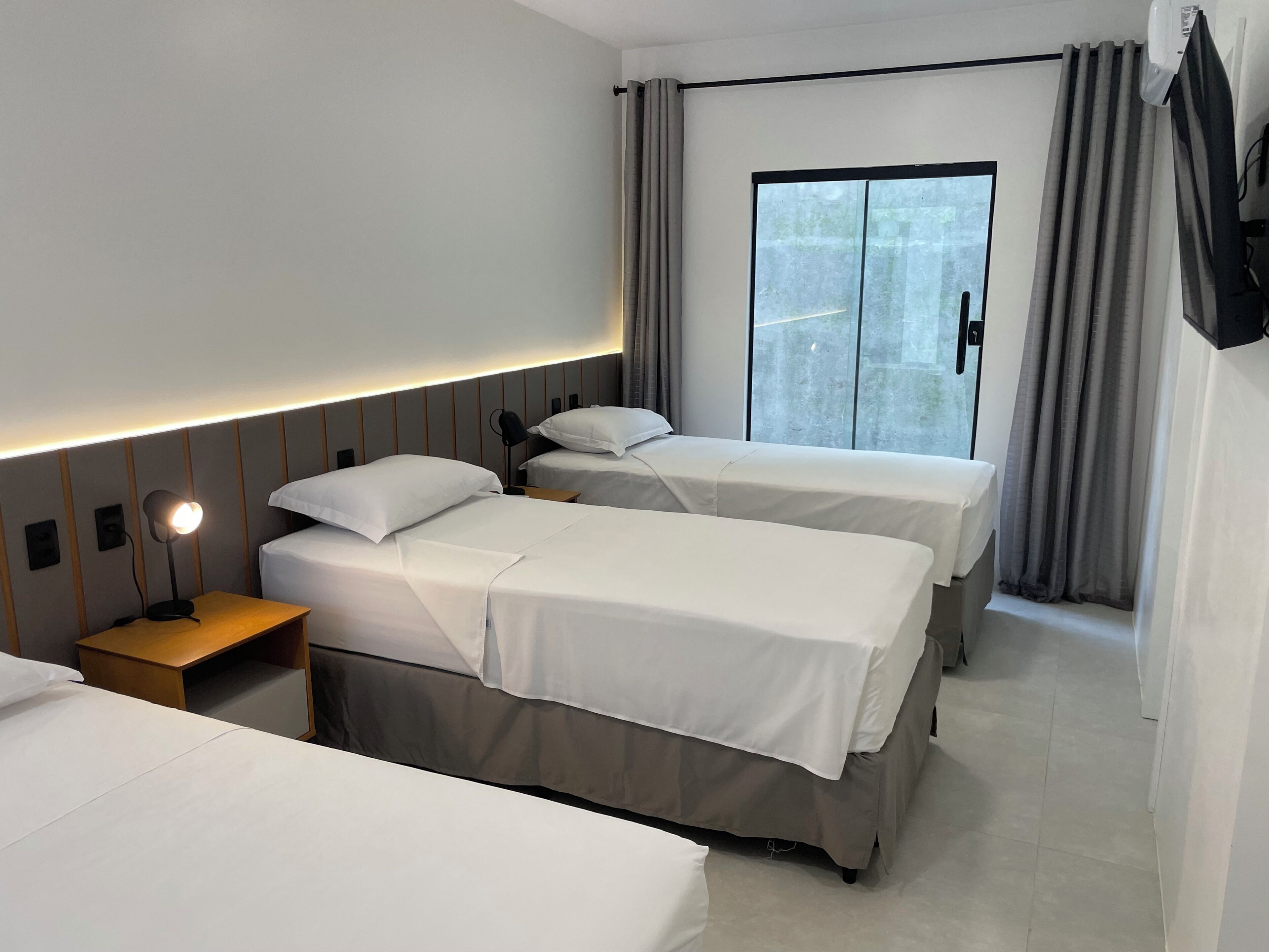 舒適三人房 | 書桌、手提電腦工作空間、免費 Wi-Fi