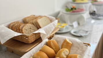 Una encimera de cocina con pan y bollos.