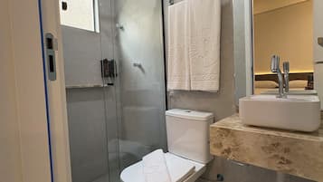 Quarto solteiro conforto, 1 cama Queen | Banheiro | Chuveiro, toalhas de banho, sabonete, shampoo