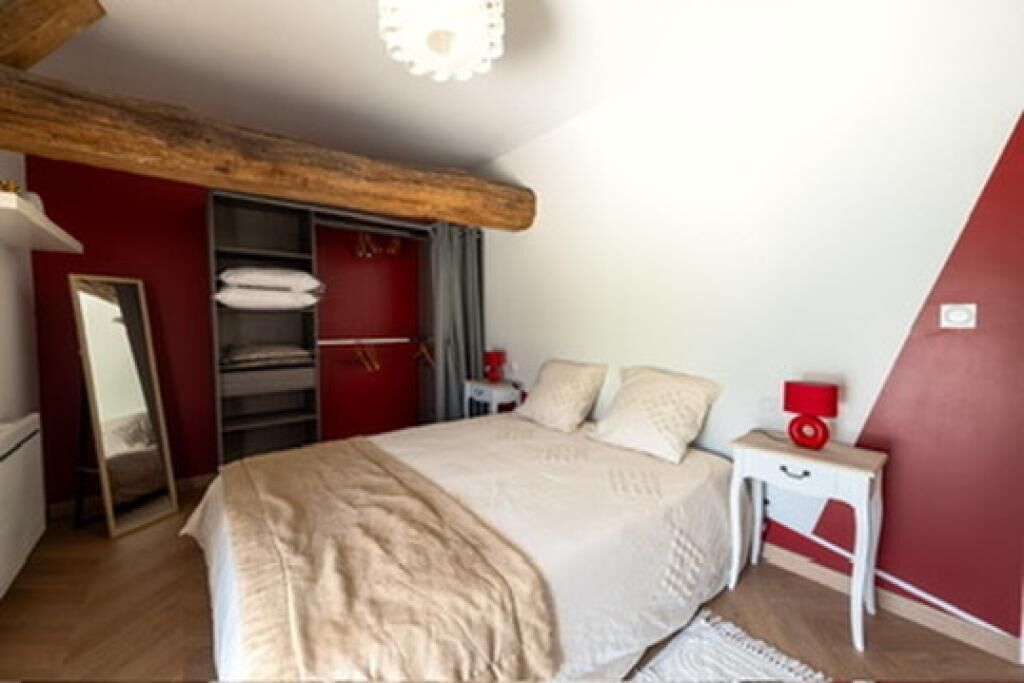 4 makuuhuonetta, silitysrauta/-lauta, ilmainen Wi-Fi, vuodevaatteet