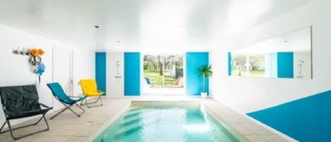 Innendørsbasseng og et oppvarmet basseng