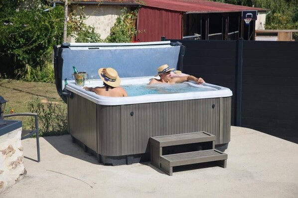 Outdoor spa tub - 🌿 Le Cortiault - Jacuzzi privatif - Cocooning & cosy at the gateway to Champagne (Coulonges-Cohan)