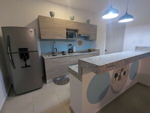 ثلاجة، ميكروويف، موقد طهي مسطح، محمصة خبز