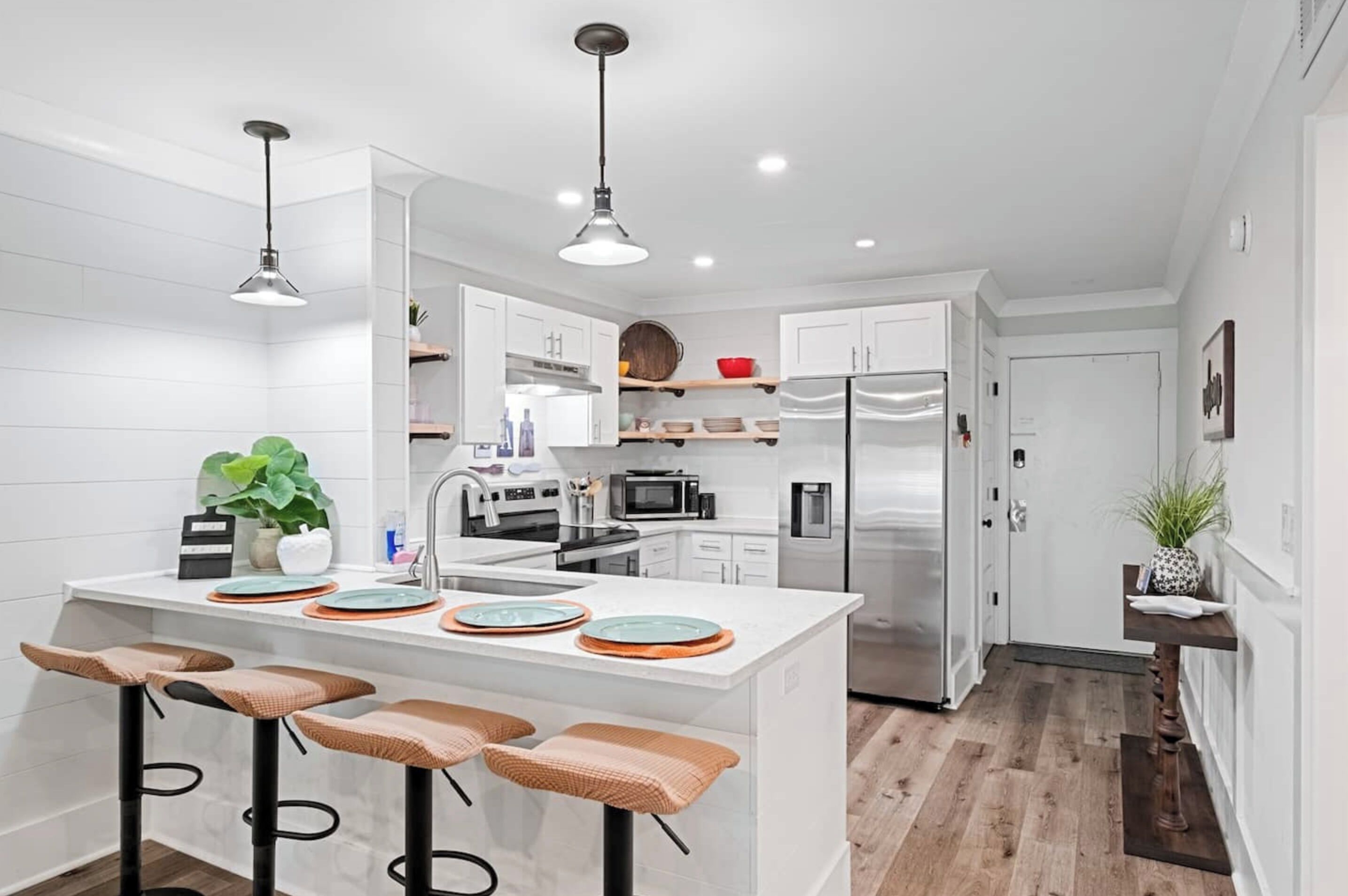 Jääkaappi, mikroaaltouuni, uuni, liesi