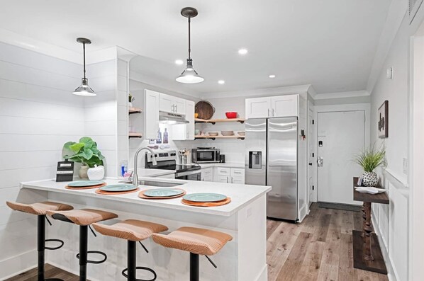 Réfrigérateur, four à micro-ondes, un four, surface de cuisson