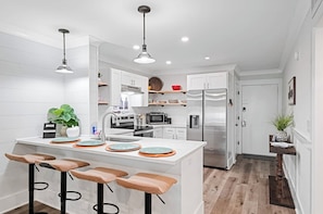 Réfrigérateur, four à micro-ondes, un four, surface de cuisson