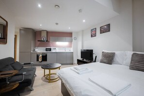 Desk, iron/ironing board, WiFi, bed sheets