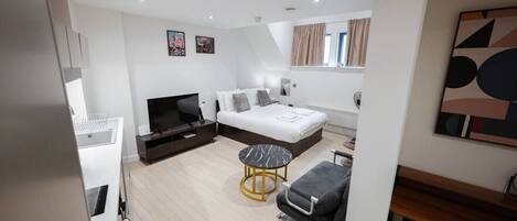 Bureau, fer et planche à repasser, Wi-Fi, draps fournis