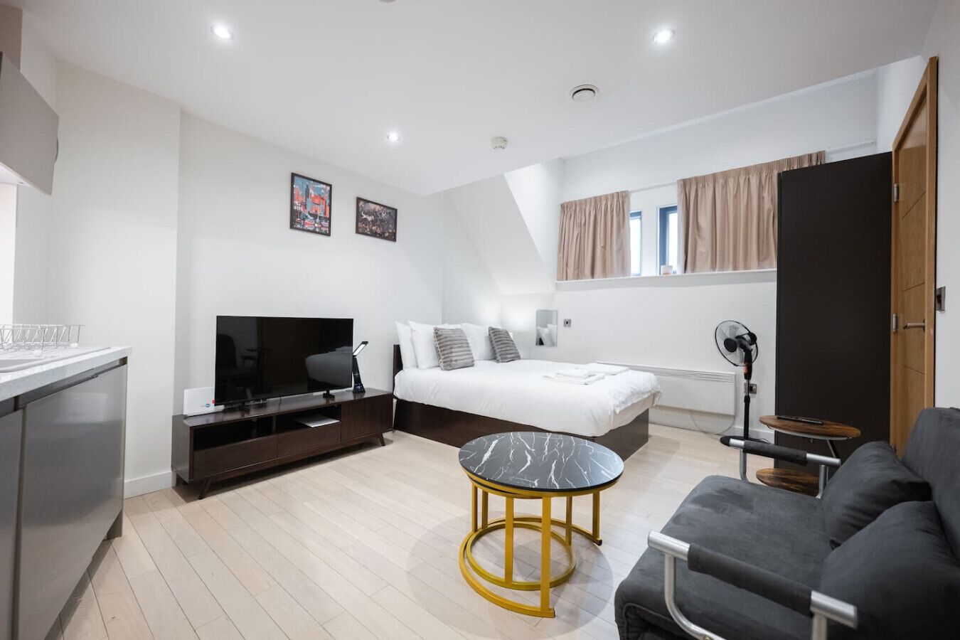 Desk, iron/ironing board, WiFi, bed sheets