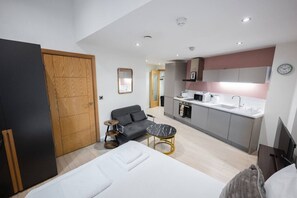 Desk, iron/ironing board, WiFi, bed sheets