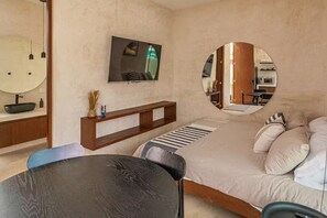 Tabla de planchar con plancha, internet y ropa de cama 