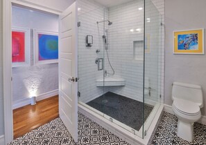 Dusche, Haartrockner, Handtücher, Seife