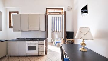 Fridge, oven, stovetop, coffee/tea maker