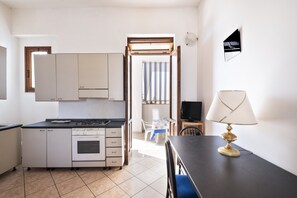Fridge, oven, stovetop, coffee/tea maker