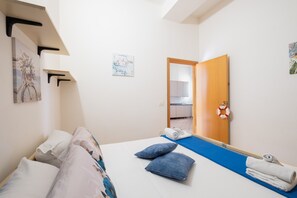 2 bedrooms, iron/ironing board, bed sheets