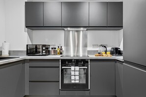 Four Ă micro-ondes, un four, surface de cuisson