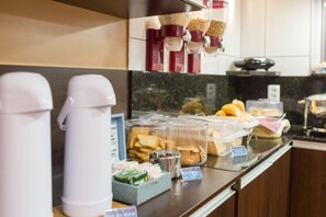 Free daily buffet breakfast - Espaço 345 (Paulínia)